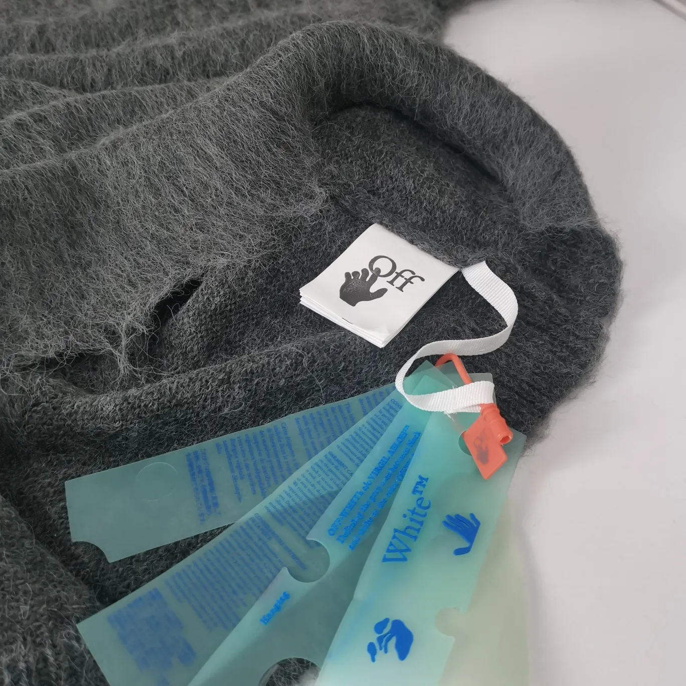 The top tested version OFFWHITE (OW) Gradient Mohair Striped Arrow Sweater Hoodie Gradient Rendering Arrow Couple Knitted Sweater Mohair sweater OW will be released every year🛒 The same style and ever-changing colors, really no girl does not love it, it is super suitable for wearing under a down jacket in winter, and will not be bloated! If the lower body is missing, their favorite os version🙋🏻‍♀️ intuitively adds natural softness and fairy beauty effect, which is the best choice! The upper body is lightweight and does not weigh down the body while keeping warm. The sleeves and the gradient arrow parts on the back are repeatedly patterned until the gradient level is satisfied before large-scale products are released. The craftsmanship is extremely demanding. Each sweater is woolen at least ten times to give it a plush, thick feel and good fluffiness! ✅ Fabric composition: 50% mohair 32 spandex 18% wool, three-level anti-pilling Color: gray-white gradient Size: XS/S (positive European size, size is too large) ⚠️Sweater cleaning method: Mohair is not the same as ordinary short-sleeved sweaters, and it is also different from other thick-line sweaters! Mohair is lighter and softer, so be careful not to machine wash it, not machine washable! ! emphasize! !  ⚠️Hand wash with warm water and cold water P:440